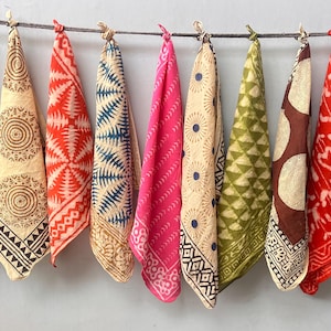 Set med 10 handtryckta bandanas, halsdukar, näsdukar, slipsar tillverkade med naturliga färger som presentartikel