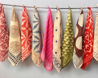 Set med 10 handtryckta bandanas, halsdukar, näsdukar, slipsar tillverkade med naturliga färger som presentartikel