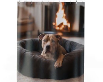 Fireside Comfort: Tan Pitbull-Duschvorhang - Bringen Sie Wärme und Geselligkeit in Ihr Badezimmer mit dieser gemütlichen Szene. 18cm x 18cm Glückseligkeit