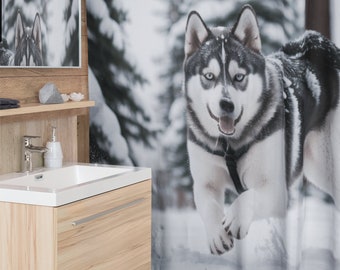 Frostiger Spaß: Husky-Duschvorhang - Feier den Winter mit einem verspielten Hundewelpen im Schnee. 180cm x 180cm Freude über die Jahreszeiten | Einweihungsparty Geschenk | Hundeliebe