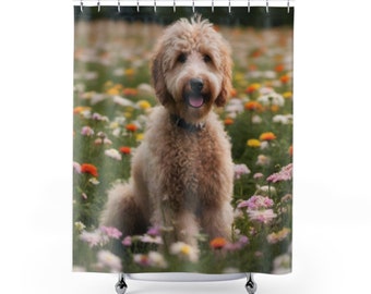 Floraler Goldendoodle-Duschvorhang: Verleihen Sie Ihrem Badezimmer Charme mit unserem 71 x 74 Zoll großen Vorhang mit einem verspielten Welpen inmitten bunter Blüten