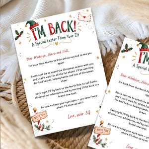 Könnte beinhalten: Zwei identische weiße rechteckige Karten mit dem Text I'M BACK! A Special Letter From Your Elf. Die Karten zeigen eine rot-grüne Elfenmütze, einen kleinen Umschlag, ein Nordpol-Schild und Stechpalmen-Illustrationen in Rot und Grün.