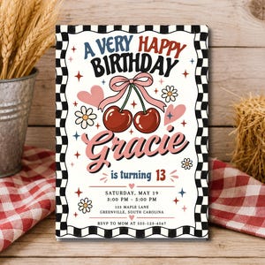 Peut inclure: Une carte d'invitation d'anniversaire rectangulaire avec une bordure à damier noir et blanc. Le texte indique A VERY HAPPY BIRTHDAY Gracie is turning 13, Saturday, May 19, 3:00 PM - 5:00 PM, 123 Maple Lane, Greenville, South Carolina, RSVP TO MOM AT 555-123-4567.