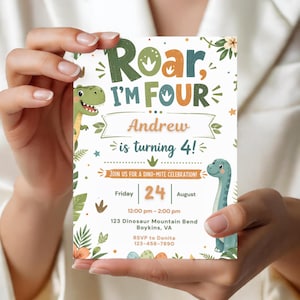 Szablon zaproszenia urodzinowego Roar I’m Four, zaproszenie na czwarte urodziny z dinozaurem, impreza z dinozaurem w dżungli, edytowalny szablon Canva, zaproszenie urodzinowe dla chłopca
