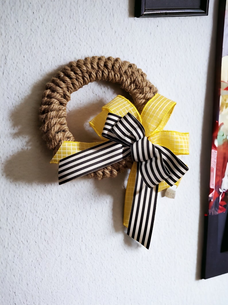 Maritimer Jute-Seil-Kranz-Wandbehang-dekoratives Seil mit gelb schwarzer Schleife-minimalistisches Design-Innenwand-Mini-Tür-Kranz-Tür-Handwerk Bild 10