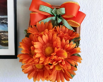 Orangefarbener Blumen-Tabakkorb-Kranz, Wandbehang, dekorative Blume, orange-grüne Schleife, minimalistisches Design, Innenwand-Mini-Türkranz