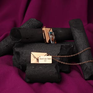 Medallón con foto grabado personalizado, collar de pareja con sobre dorado, joya conmemorativa para pareja, regalo de cumpleaños para mejor amiga, collar para mamá