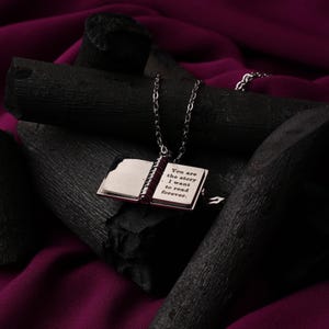 Collar de libro personalizado, medallón personalizado para ella, collar de medallón de libro con nombre y mensajes, regalo con foto, regalos para amantes de los libros para una amiga.