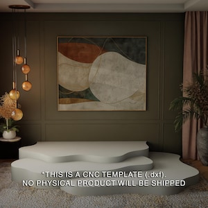 Puede incluir: Una descarga digital de una plantilla CNC para una plataforma ondulada abstracta de tres niveles. La plataforma es de color gris claro y se encuentra sobre una alfombra marrón con estampado. El fondo es una pared verde oscuro con una pintura abstracta enmarcada que presenta tonos de marrón, rojo y dorado.