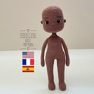 Könnte beinhalten: Ein Häkel-Puppen-Basis-Muster mit einem braunen Körper und schwarzen Augen. Das Muster ist in Englisch, Französisch und Spanisch verfügbar.