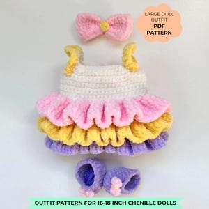 Puede incluir: Un conjunto de ropa de muñeca a ganchillo con corpiño blanco y tirantes amarillos, falda de capas en rosa, amarillo y morado, diadema de lazo rosa con centro amarillo y patucos morados. Texto: LARGE DOLL OUTFIT PDF PATTERN.