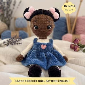Modello per bambola di pezza grande Lola all'uncinetto – Bambola amigurumi da 40 cm in ciniglia, capelli afro e coda di cavallo, vestito blu (modello PDF in inglese)