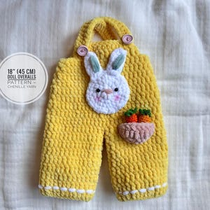 Puede incluir: Mono de muñeca amarillo con una cara de conejo blanco y una cesta de zanahorias. El mono mide 45 cm de largo y está hecho de hilo de chenilla. El mono tiene ribetes blancos y botones rosas.