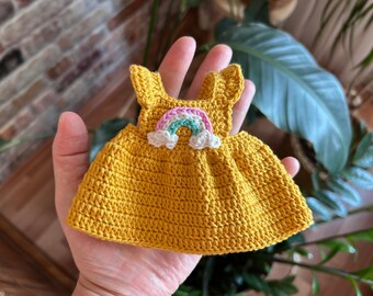 あみぐるみ人形 金色の髪 茶色のドレス あみぐるみ人形の服の編み図 – 10～12インチ人形用のエプロンドレス、T