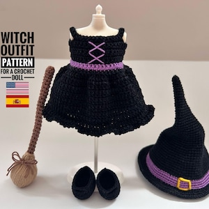 Puede incluir: Un conjunto de bruja de ganchillo negro para muñeca, que incluye un vestido con detalles morados, un sombrero puntiagudo con una banda morada y hebilla dorada, y zapatos negros. También se ve una escoba marrón y el texto "Witch Outfit Pattern for a Crochet Doll".