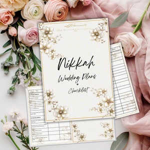 Puede incluir: Planificador de bodas color crema con la palabra "Nikkah" en escritura negra, junto con "Wedding Plans + Checklist". Acentos florales y de perlas adornan la portada y las páginas. Páginas adicionales incluyen listas de verificación y secciones de planificación.