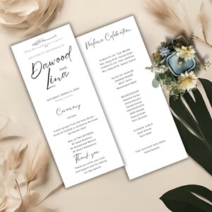 Puede incluir: Un programa de ceremonia de boda con los nombres Dawood y Lina impresos en la portada. El programa enumera los detalles de la ceremonia, incluida la Fatiha, Wali & Two Witnesses, y un mensaje de agradecimiento. La parte posterior del programa enumera los nombres de los padres de la novia y el novio, la dama de honor, el padrino, las damas de honor, los padrinos, las damas de las flores y el Imam para la Sunnah Khutbah.