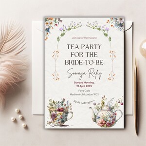 Può includere: Un invito a un tea party per Somaya Rafiq. L'invito presenta un'illustrazione ad acquerello di tazze da tè e una teiera con motivi floreali. Il testo recita "Join us for Henna and Tea Party for the Bride-to-Be Somaya Rafiq. Sunday Morning, 21 April 2025. Feya Cafe, Marble Arch London WC1. RSVP: +447745*****"