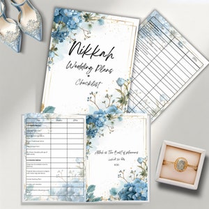 Puede incluir: Una lista de verificación de planificación de bodas imprimible con un diseño floral con flores azules y detalles dorados. La lista de verificación incluye secciones para 1-4 meses antes de la boda y 2-3 meses antes de la boda. El texto "Nikkah Wedding Plans Checklist" está en la parte superior de la página. El texto "Allah is The Best of planners" está en la parte inferior de la página.