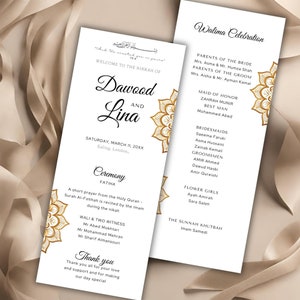 Puede incluir: Una invitación de boda blanca con detalles dorados. La invitación presenta los nombres Dawood y Lina, la fecha del sábado 11 de marzo de 20XX y la ubicación Ealing, Londres. La invitación también incluye una lista de los miembros de la fiesta de bodas, incluyendo la dama de honor, el padrino, las damas de honor y los padrinos.