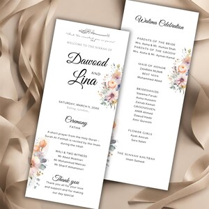 Puede incluir: Un programa de ceremonia de boda con diseños florales en tonos rosa, melocotón y azul. El programa incluye los nombres de los novios, Dawood y Lina, la fecha y el lugar de la ceremonia, y los nombres de los miembros de la boda.