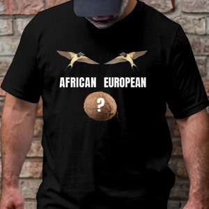 Peut inclure: T-shirt noir avec un graphique de deux oiseaux volant dans des directions opposées. Le texte "AFRICAN EUROPEAN" est imprimé sous les oiseaux, avec un point d'interrogation et une noix de coco en dessous.