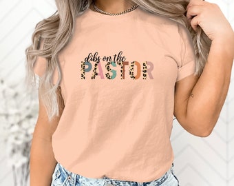 Camiseta Dibs de mujer en el pastor, letras con estampado de leopardo, camiseta divertida de la iglesia, regalo para la esposa del pastor, ropa cristiana de moda, sudadera de mamá