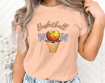 Camiseta gráfica de baloncesto de corazón colorido, ropa para fanáticos de los deportes con estampado de leopardo, top casual unisex, sudadera para mamá