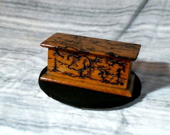 Baúl de madera quemada fractal
