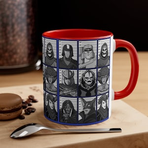 Può includere: Tazza in ceramica bianca con bordo e manico rossi. La tazza presenta un'illustrazione blu e bianca di 16 personaggi dei cartoni animati in stile schieramento di polizia. I personaggi sono tutti cattivi di cartoni animati popolari degli anni '80.