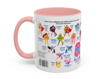 Op de afbeelding: Een witte keramische mok met een lichtroze handvat en binnenrand. De buitenkant heeft een kleurrijke grafische print van Princess of Power-poppen en accessoires, inclusief tekst met karakternamen en een streepjescode met 13,97 cm tekst.