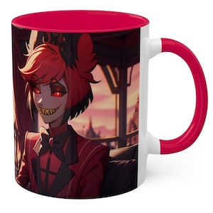 Puede incluir: Taza de cerámica blanca con interior y asa rojos. La taza presenta una colorida ilustración de un personaje con traje rojo y pajarita negra. El personaje tiene el pelo rojo y los ojos rojos. El fondo es una puesta de sol.