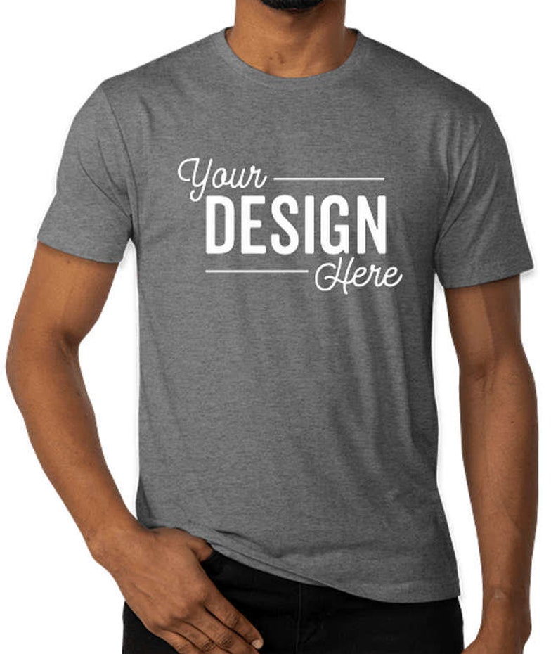 Pu&ograve; includere: Una t-shirt grigia melange a maniche corte e collo rotondo. La t-shirt ha il testo "Your DESIGN Here" stampato in bianco sul davanti.