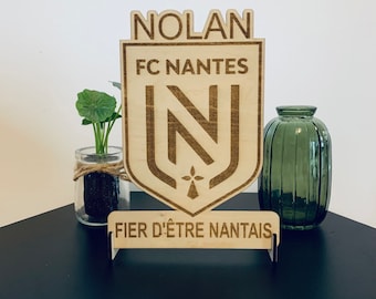 Dekorativer Rahmen des FC Nantes, personalisiertes FCN-Sportwappen, Originalgeschenk des Fußballclubs Nantes aus Holz