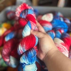Bomb Pop Handgefärbte Merinowolle in Rot, Weiss und Blau