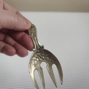 ornate Italian serving fork  vintage lenth 9.5 cm