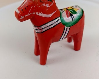 ヴィンテージの赤いダーラ馬の置物 - スウェーデンの民芸品 (5 cm