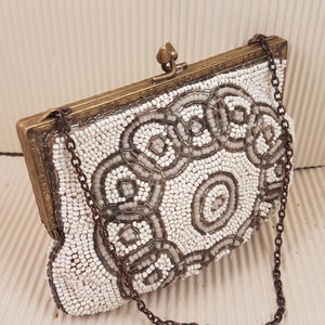 Monedero antiguo vintage bordado con cuentas florales estructura de metal y asa clutch beige hecho en Francia