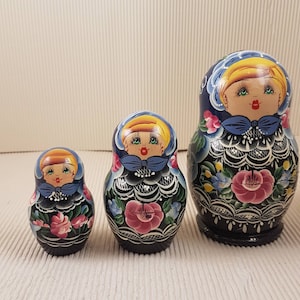 Vintage Matrioshka nesting russian wooden figurine handpainted folklore doll set of three