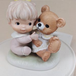 Homco #1424 Keramik Figur Baby Mädchen blond mit braunem Teddy Bär Vintage