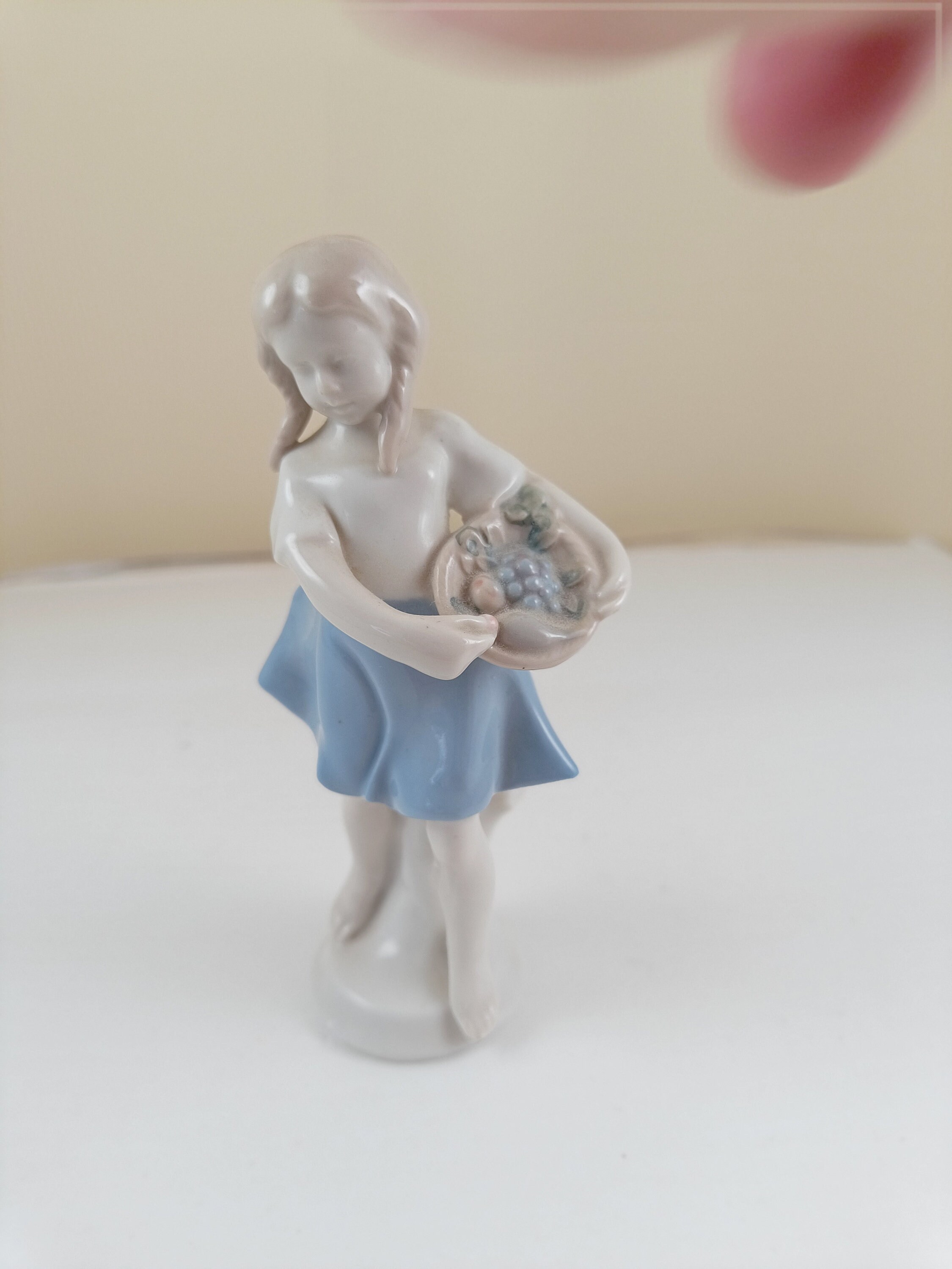 ヴィンテージ グレーフェンタール磁器製バスケットを持った少女の置物