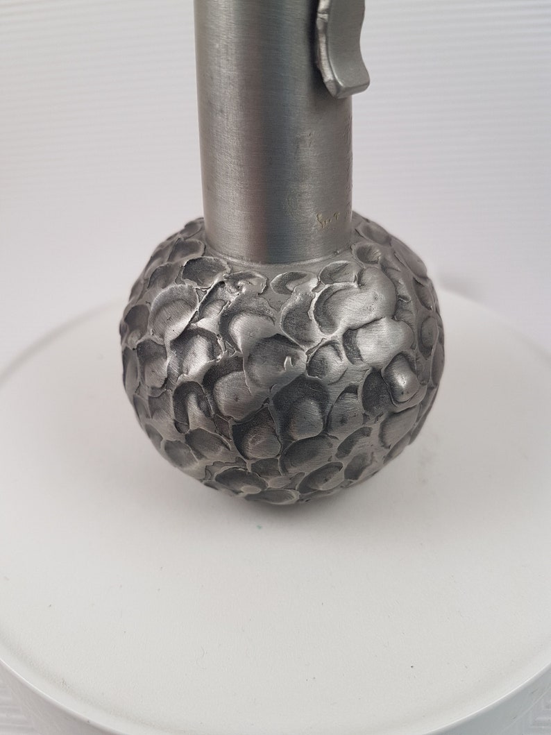 K&ouml;nnte beinhalten: Ein silberner Metall-Gardinenknauf mit einem strukturierten, runden Kugeldesign. Der Knauf ist f&uuml;r die Verwendung mit Vorh&auml;ngen oder Gardinen gedacht.
