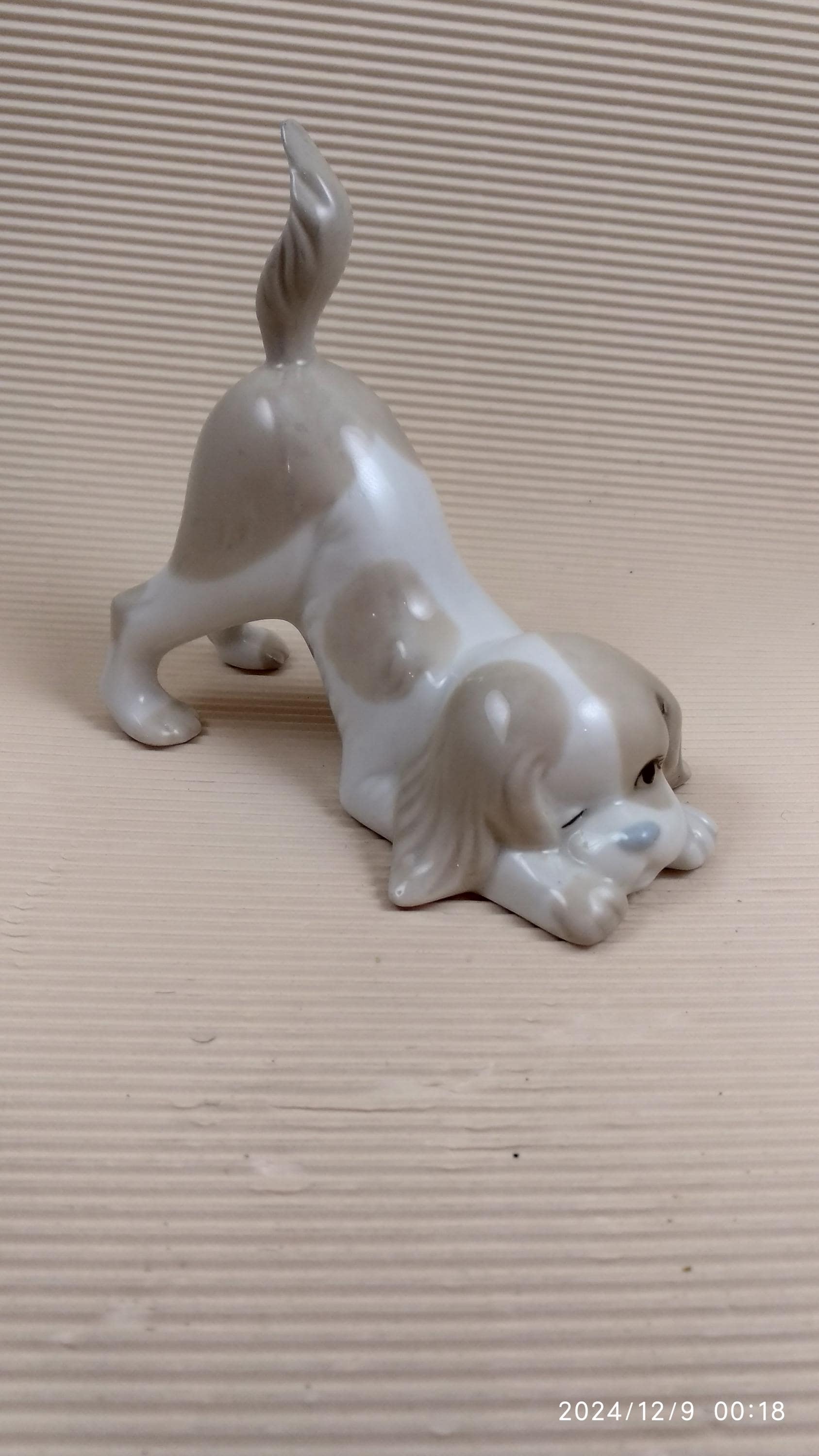 バレンシア磁器の犬の置物、遊ぶ子犬の飾り、スペイン製 - Etsy 日本
