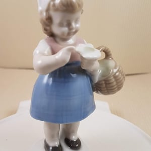 Figura de niña de porcelana vintage con flores y cesta Alemania