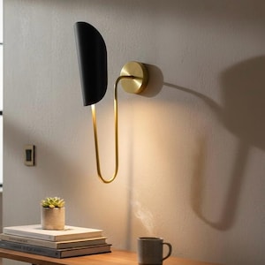 Applique a cono in ottone stile Mid-Century Modern, lampada da lettura in vetro opalino, lampada minimalista con spina.