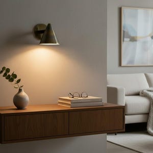 Halverwege de eeuw moderne koperen kegelvormige wandkandelaar, handgemaakte ijdelheidswandlamp