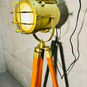 Lámpara de pie moderna con foco / Trípode de madera vintage / Lámpara de estudio industrial / Decoración para el hogar y la sala de estar