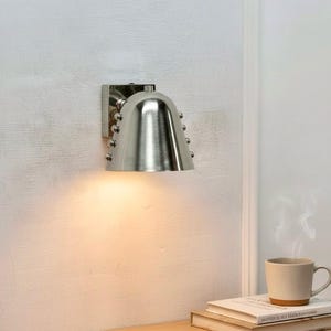 Aplique de pared cónico de latón de estilo moderno de mediados de siglo, lámpara de mesita de noche de cristal opalino
