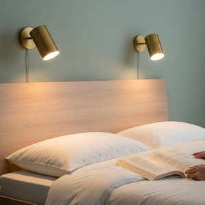 真鍮製壁掛け照明器具（2個セット、プラグイン式）、ミッドセンチュリーモダンスタイルのベッドサイドランプ