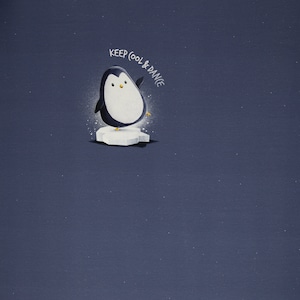 Könnte beinhalten: Ein Cartoon-Pinguin in einem schwarz-weißen Smoking tanzt auf einer kleinen Eisscholle. Der Pinguin ist nach rechts gewandt und hat seine Flügel ausgestreckt. Der Text "KEEP (COOL & DANCE)" steht über dem Pinguin.